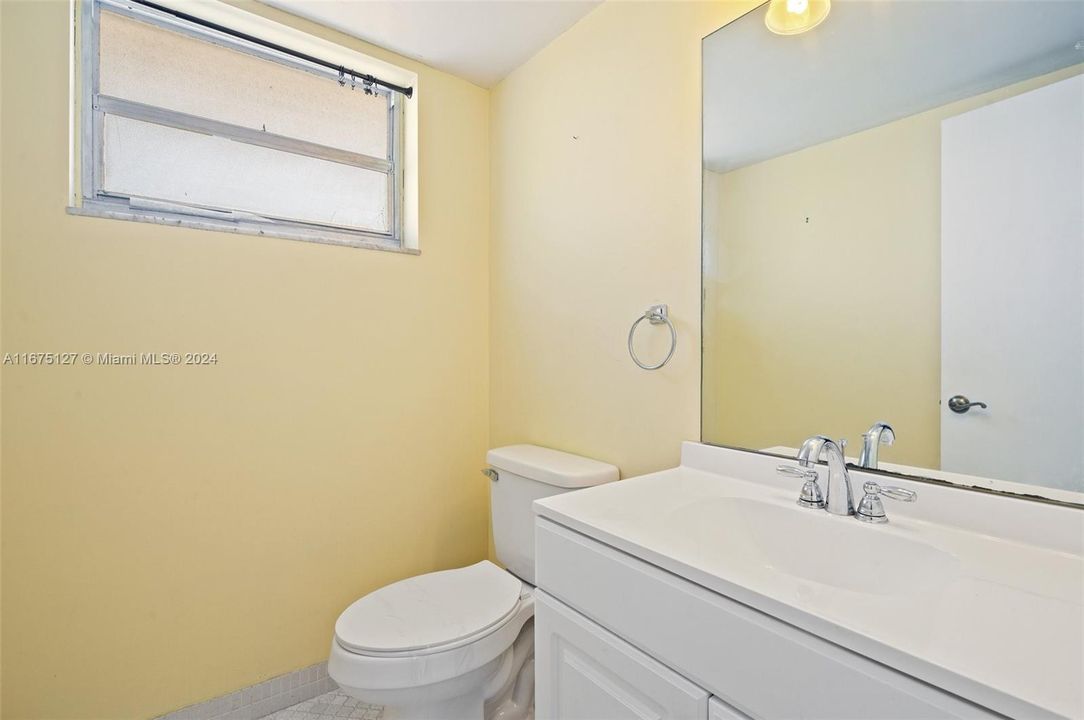 For Sale: $259,000 (2 beds, 1 baths, 911 Square Feet)