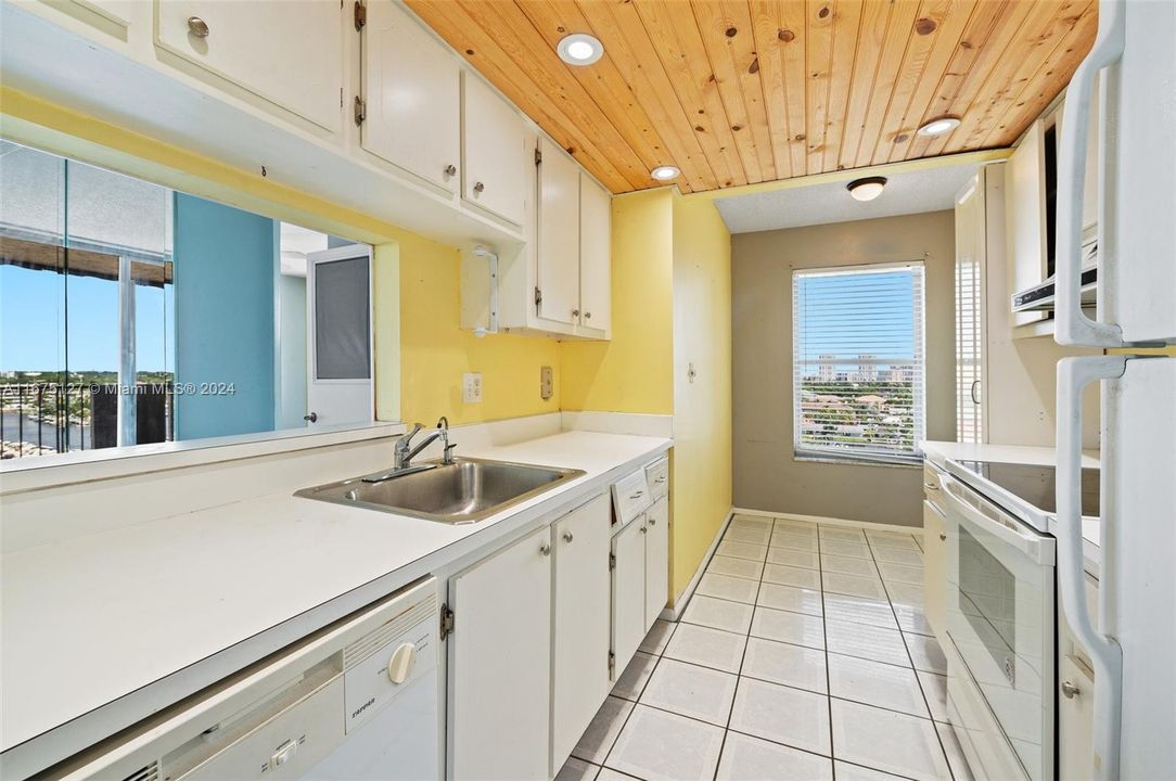 For Sale: $259,000 (2 beds, 1 baths, 911 Square Feet)