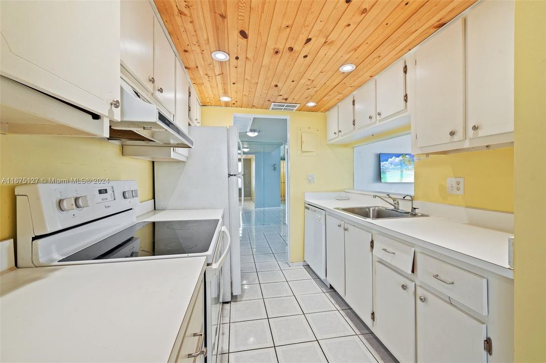 For Sale: $259,000 (2 beds, 1 baths, 911 Square Feet)