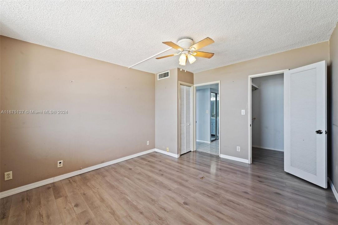 For Sale: $259,000 (2 beds, 1 baths, 911 Square Feet)