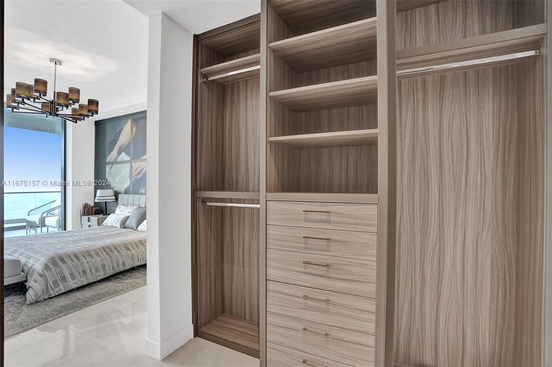 MASTER'S WALK-IN CLOSET