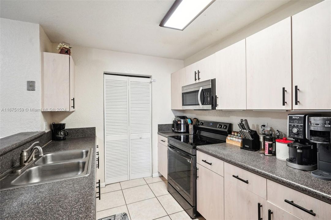 For Sale: $385,000 (3 beds, 2 baths, 1512 Square Feet)