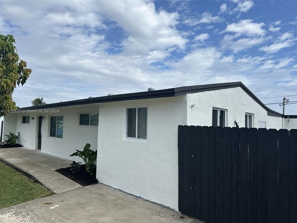 En Venta: $649,000 (4 camas, 2 baños, 1963 Pies cuadrados)