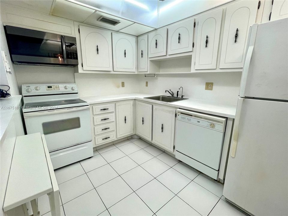 For Rent: $2,300 (1 beds, 2 baths, 1017 Square Feet)