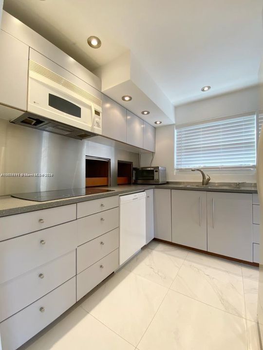 For Sale: $730,000 (1 beds, 1 baths, 960 Square Feet)