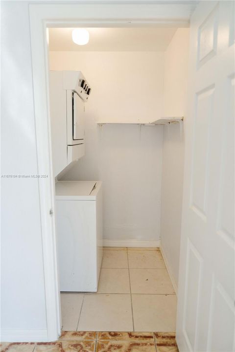 For Sale: $207,000 (1 beds, 1 baths, 720 Square Feet)