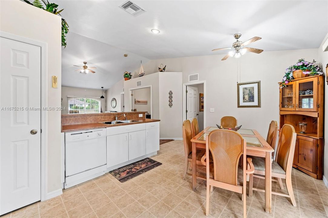 For Sale: $339,000 (3 beds, 3 baths, 1423 Square Feet)