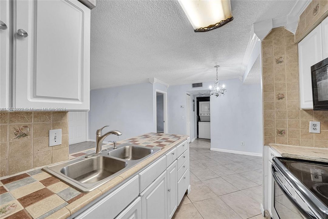 For Rent: $2,150 (2 beds, 2 baths, 932 Square Feet)