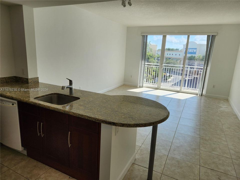 For Rent: $2,350 (1 beds, 1 baths, 776 Square Feet)