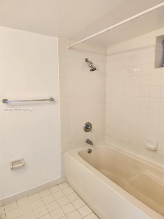 For Rent: $2,350 (1 beds, 1 baths, 776 Square Feet)