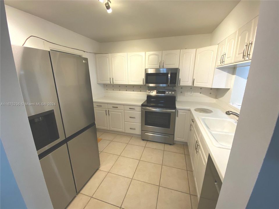 For Rent: $2,300 (2 beds, 2 baths, 1131 Square Feet)