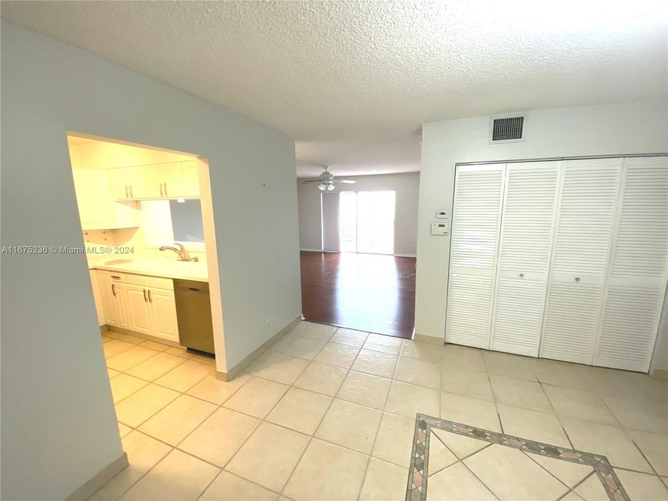 For Rent: $2,300 (2 beds, 2 baths, 1131 Square Feet)