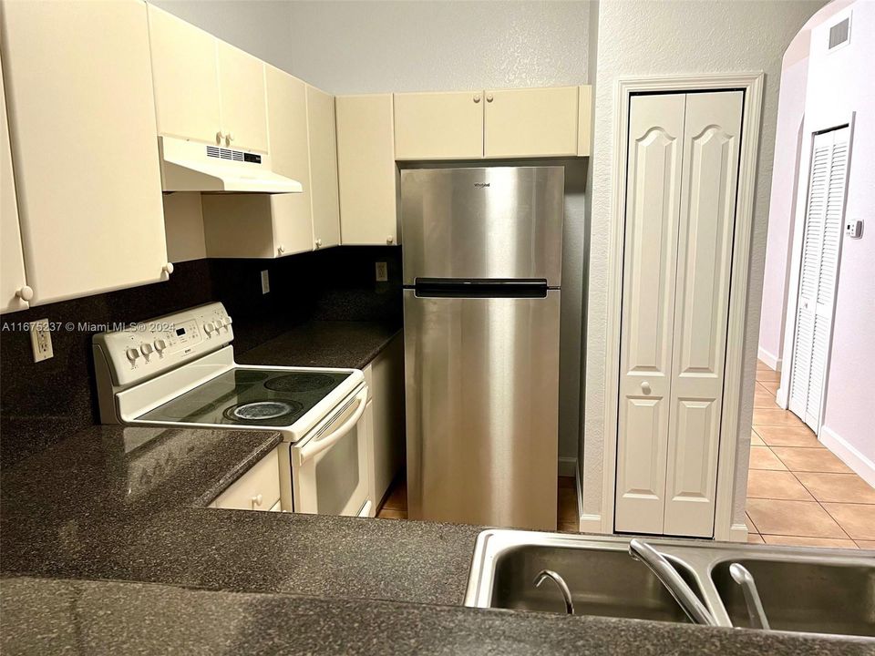 For Rent: $2,450 (2 beds, 2 baths, 967 Square Feet)