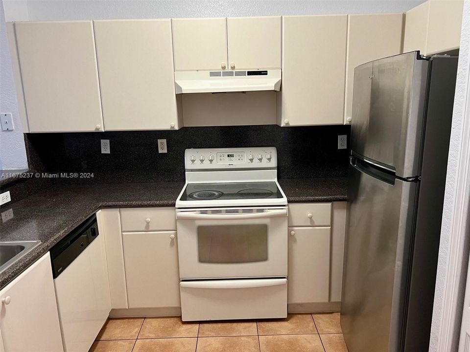 For Rent: $2,450 (2 beds, 2 baths, 967 Square Feet)