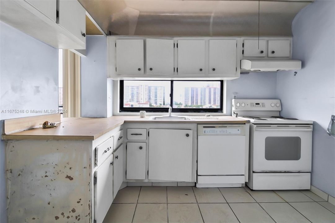 For Sale: $236,600 (2 beds, 2 baths, 894 Square Feet)