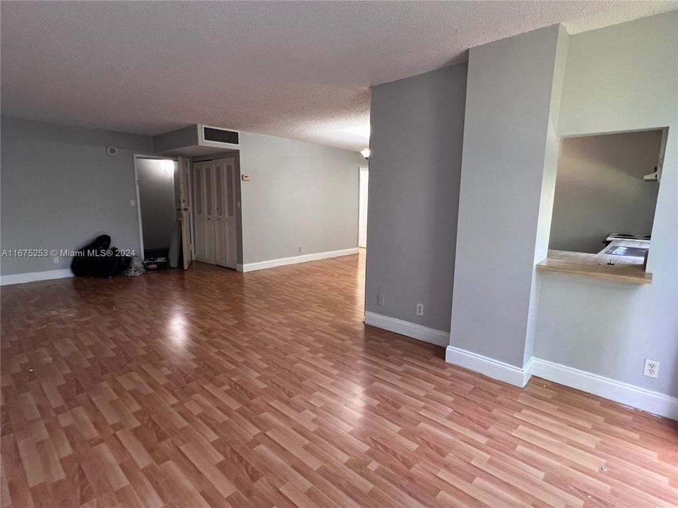 For Sale: $390,000 (2 beds, 2 baths, 1031 Square Feet)