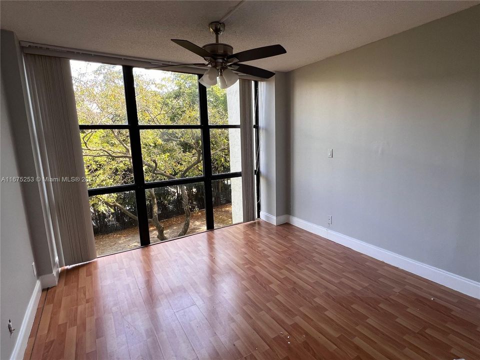 For Sale: $390,000 (2 beds, 2 baths, 1031 Square Feet)