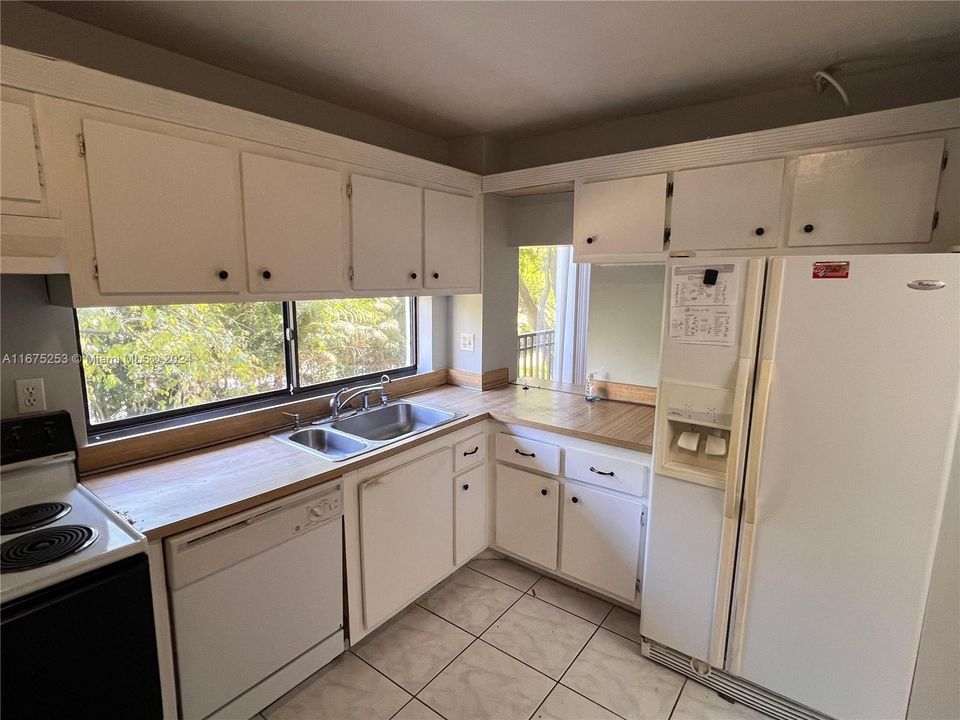 For Sale: $390,000 (2 beds, 2 baths, 1031 Square Feet)