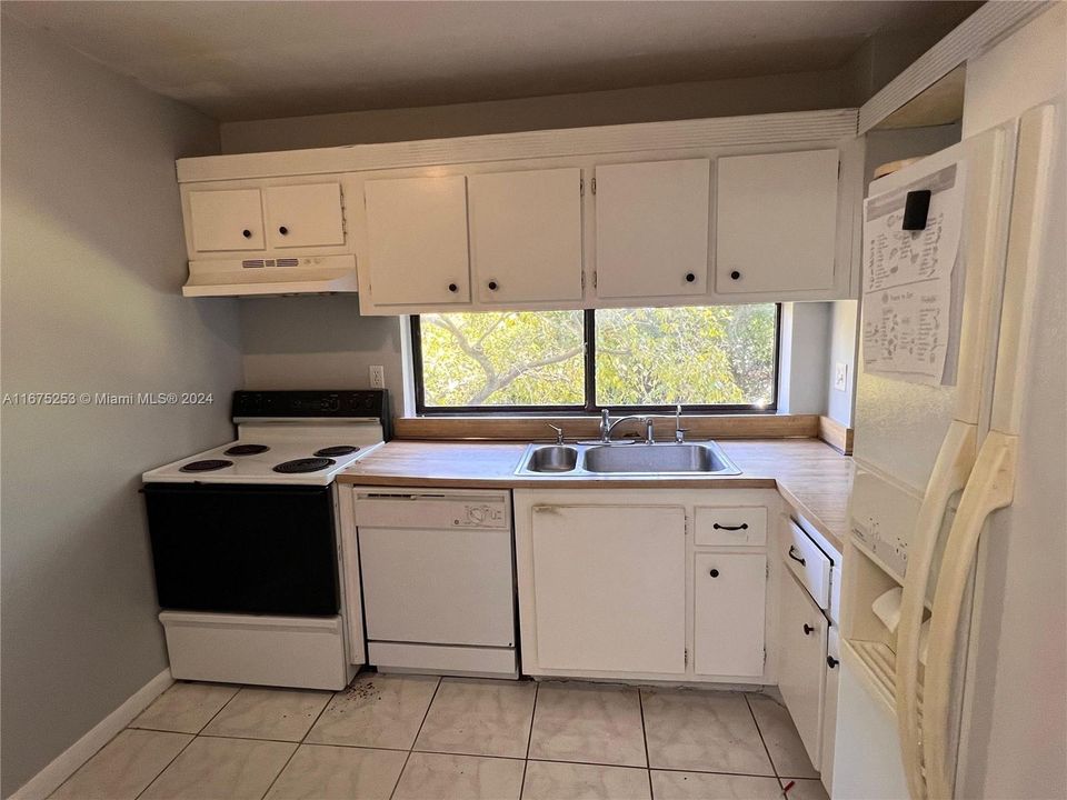 For Sale: $390,000 (2 beds, 2 baths, 1031 Square Feet)