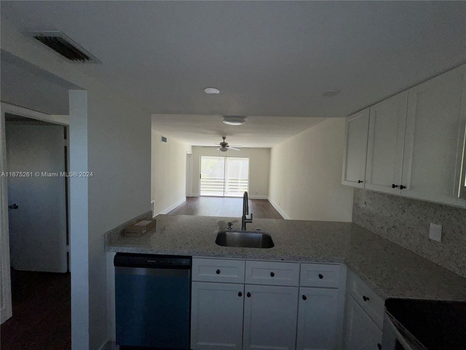 For Sale: $118,999 (2 beds, 2 baths, 904 Square Feet)