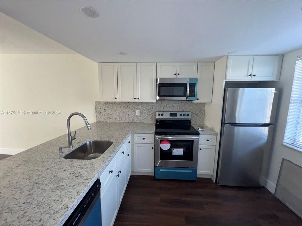 For Sale: $118,999 (2 beds, 2 baths, 904 Square Feet)