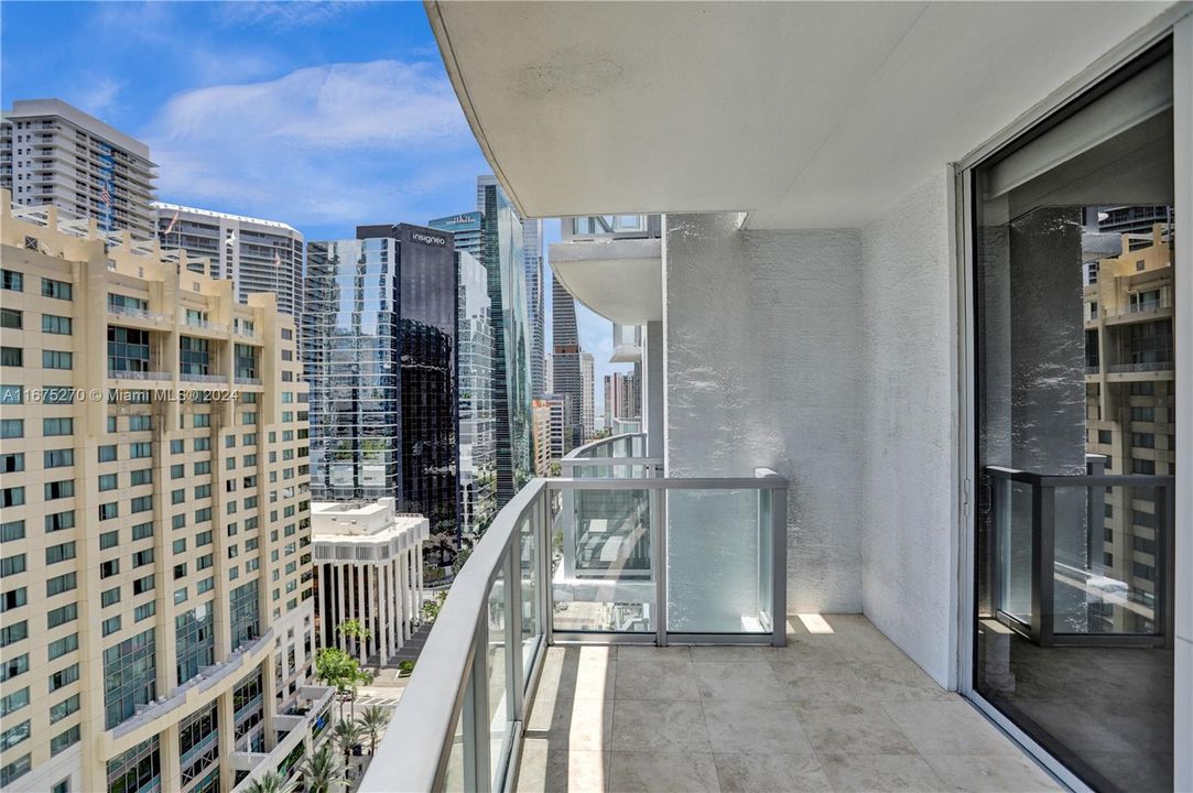 Active With Contract: $2,975 (1 beds, 1 baths, 963 Square Feet)