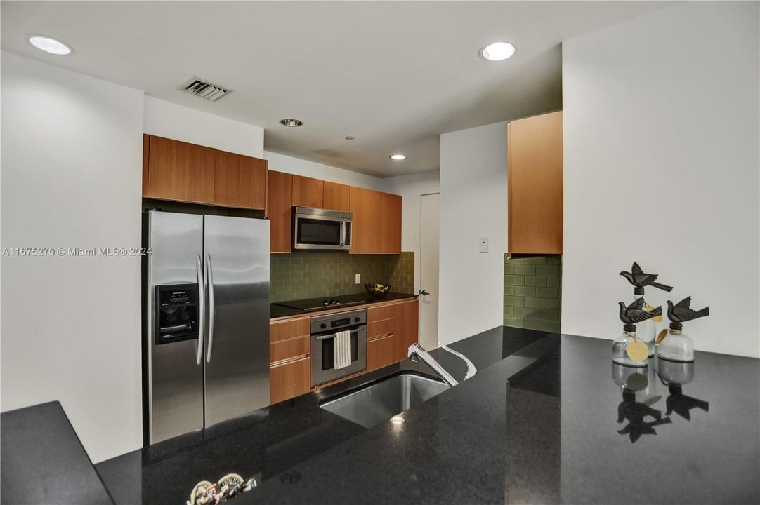 Active With Contract: $2,975 (1 beds, 1 baths, 963 Square Feet)