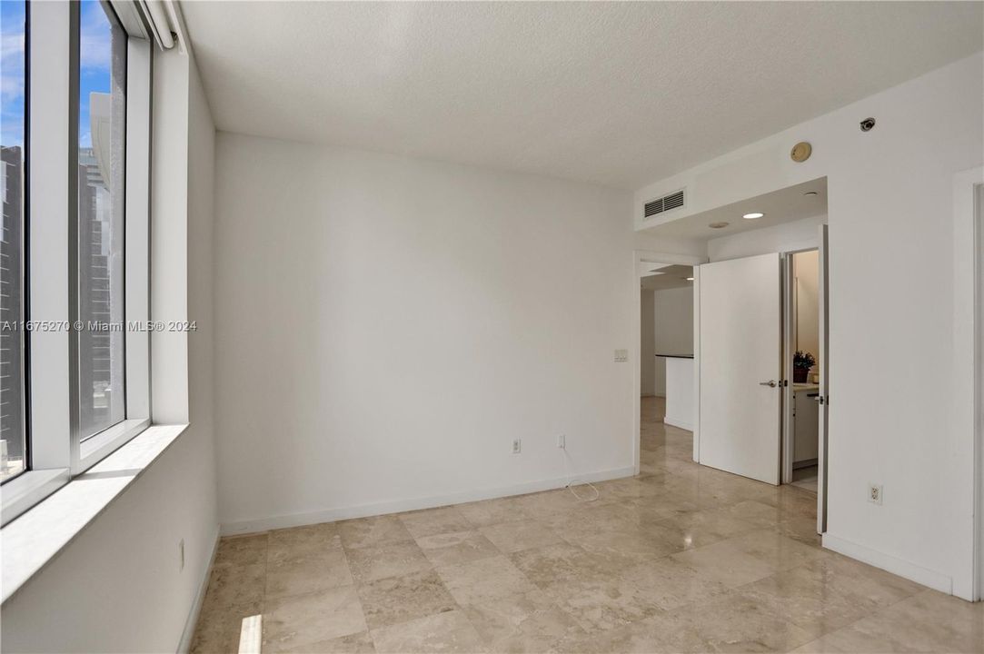 Active With Contract: $2,975 (1 beds, 1 baths, 963 Square Feet)