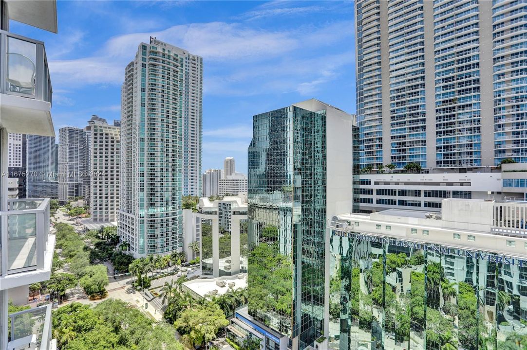 Active With Contract: $2,975 (1 beds, 1 baths, 963 Square Feet)