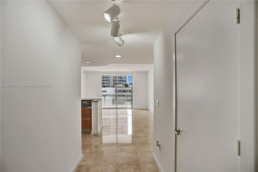 Active With Contract: $2,975 (1 beds, 1 baths, 963 Square Feet)