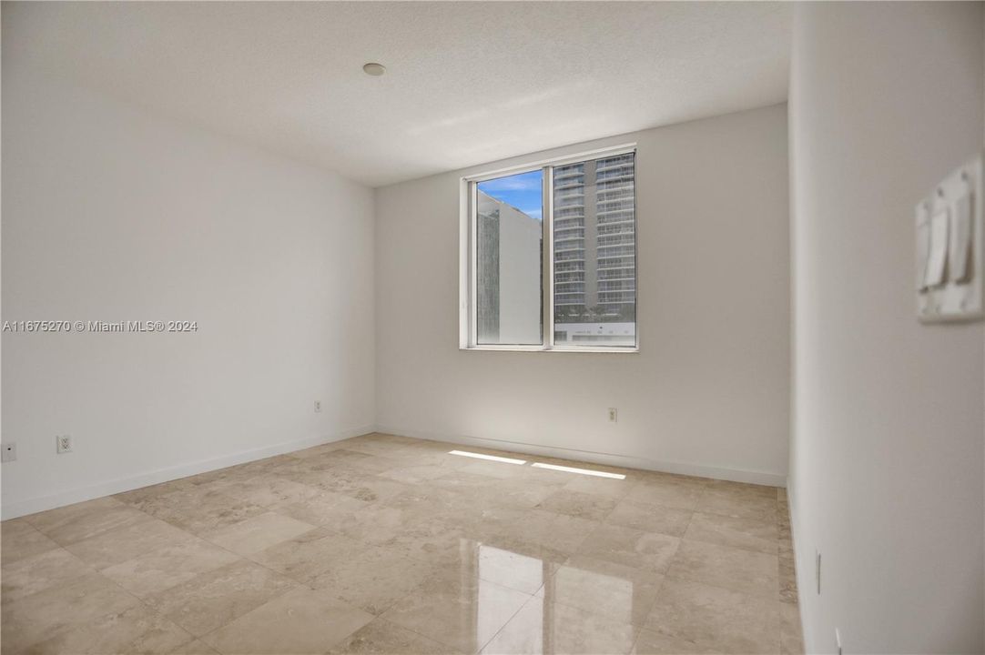 Active With Contract: $2,975 (1 beds, 1 baths, 963 Square Feet)