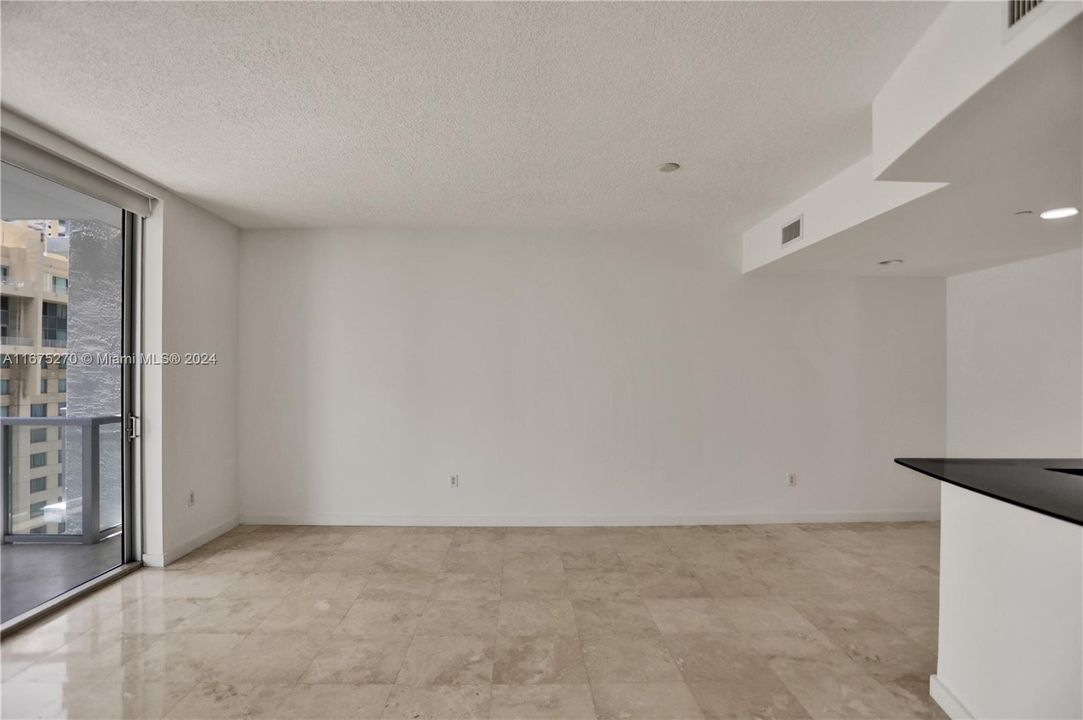 Active With Contract: $2,975 (1 beds, 1 baths, 963 Square Feet)