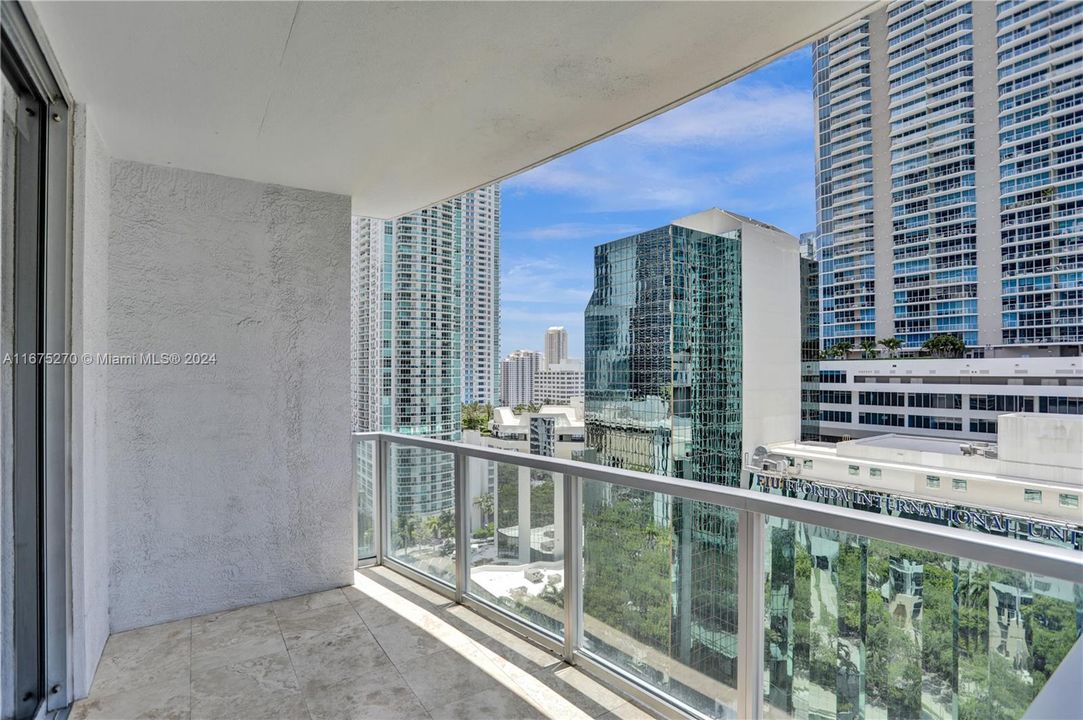 Active With Contract: $2,975 (1 beds, 1 baths, 963 Square Feet)