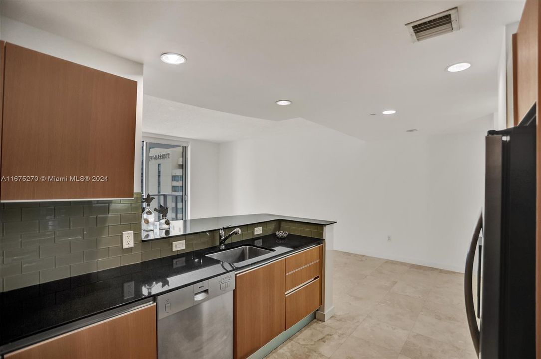 Active With Contract: $2,975 (1 beds, 1 baths, 963 Square Feet)