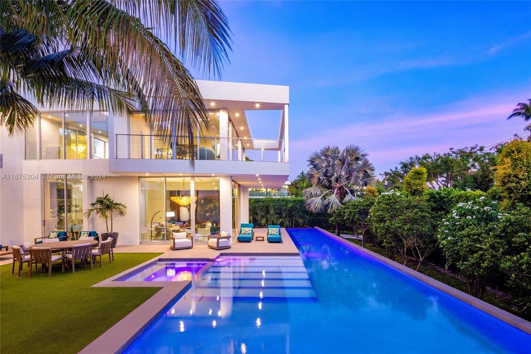 En Venta: $10,999,000 (7 camas, 7 baños, 6491 Pies cuadrados)