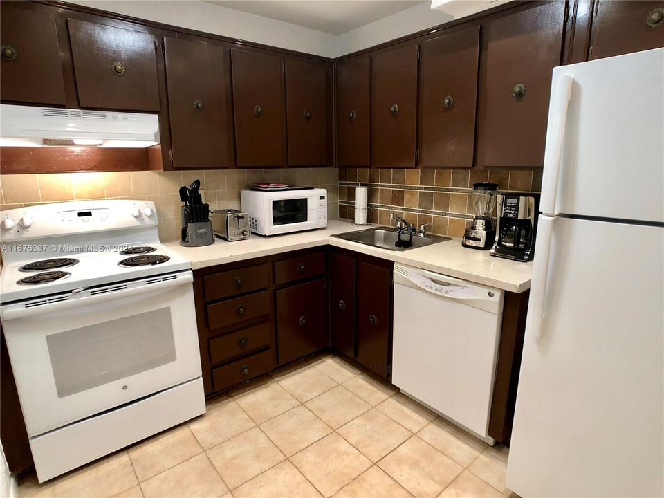 For Sale: $315,000 (1 beds, 1 baths, 688 Square Feet)