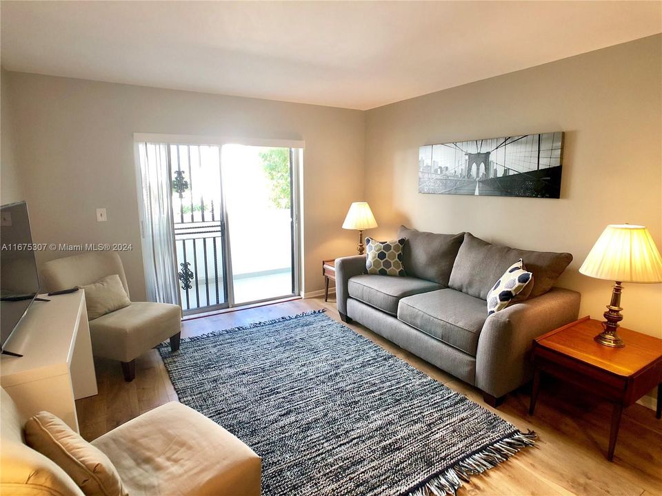 For Sale: $315,000 (1 beds, 1 baths, 688 Square Feet)