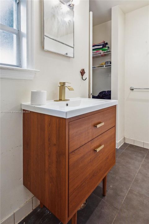 cottage bathroom vanity