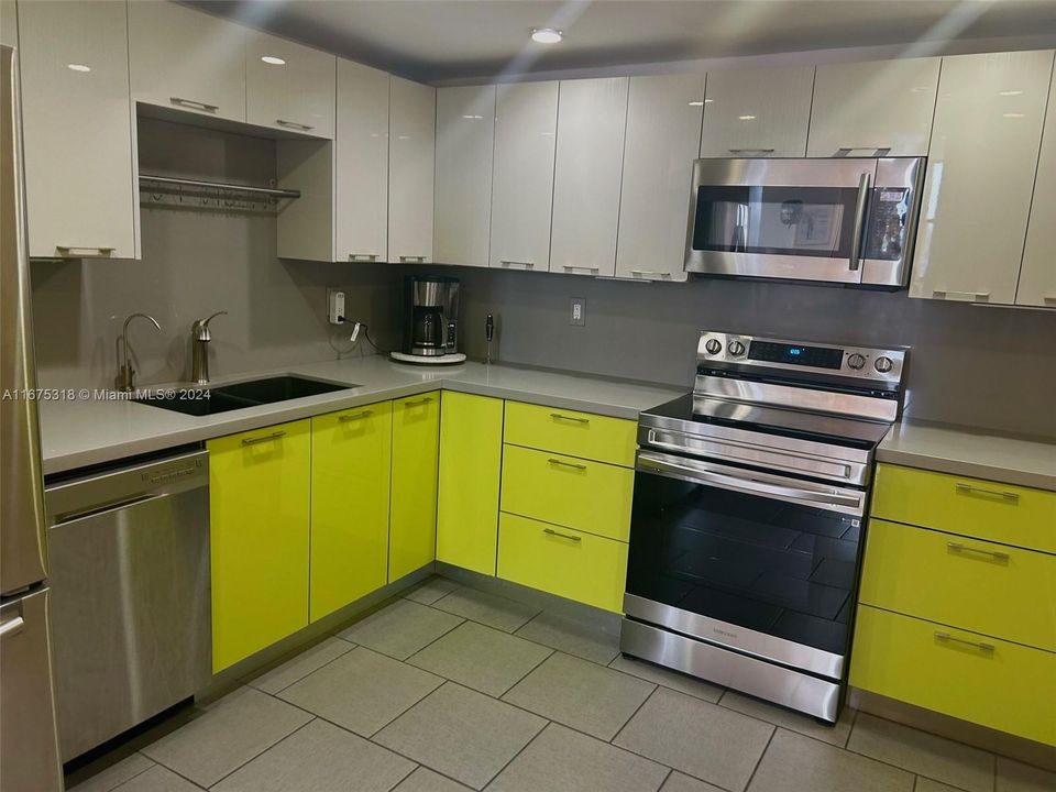 For Sale: $327,000 (2 beds, 2 baths, 1190 Square Feet)