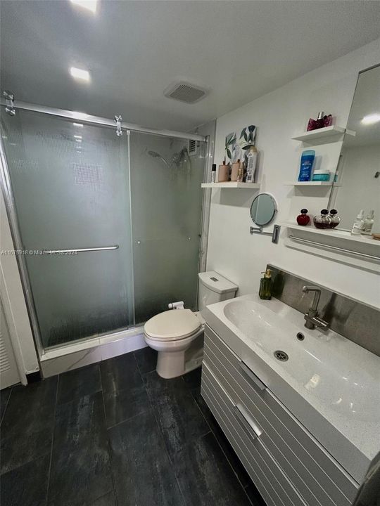 master bedroom bathroom