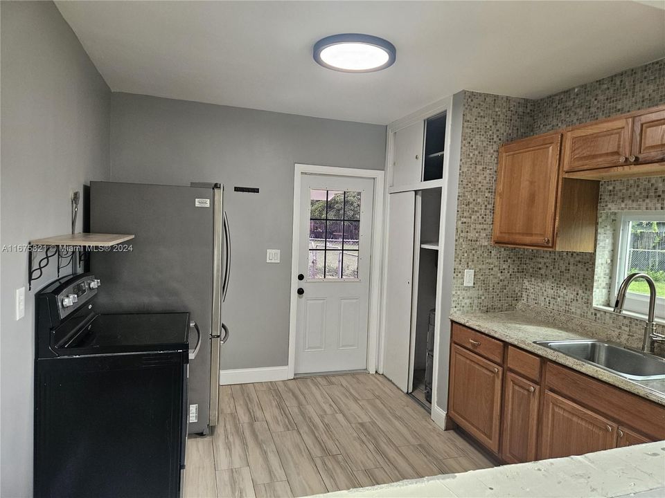 For Rent: $3,299 (3 beds, 1 baths, 1084 Square Feet)