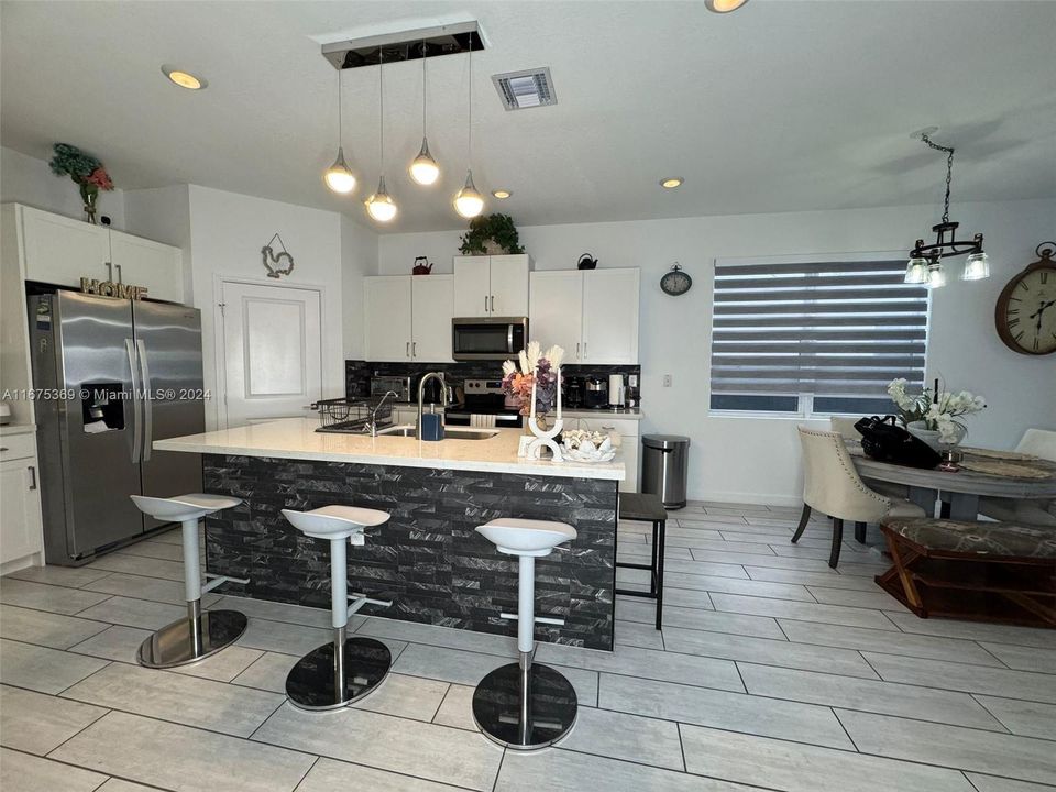 For Sale: $790,000 (5 beds, 3 baths, 2944 Square Feet)