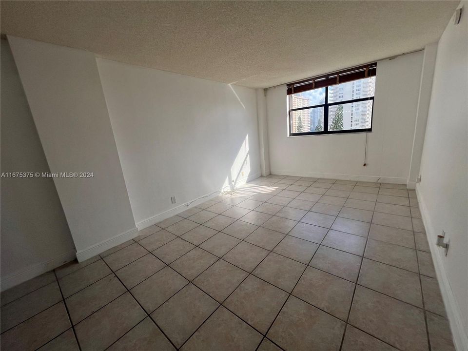 For Sale: $325,000 (1 beds, 1 baths, 896 Square Feet)