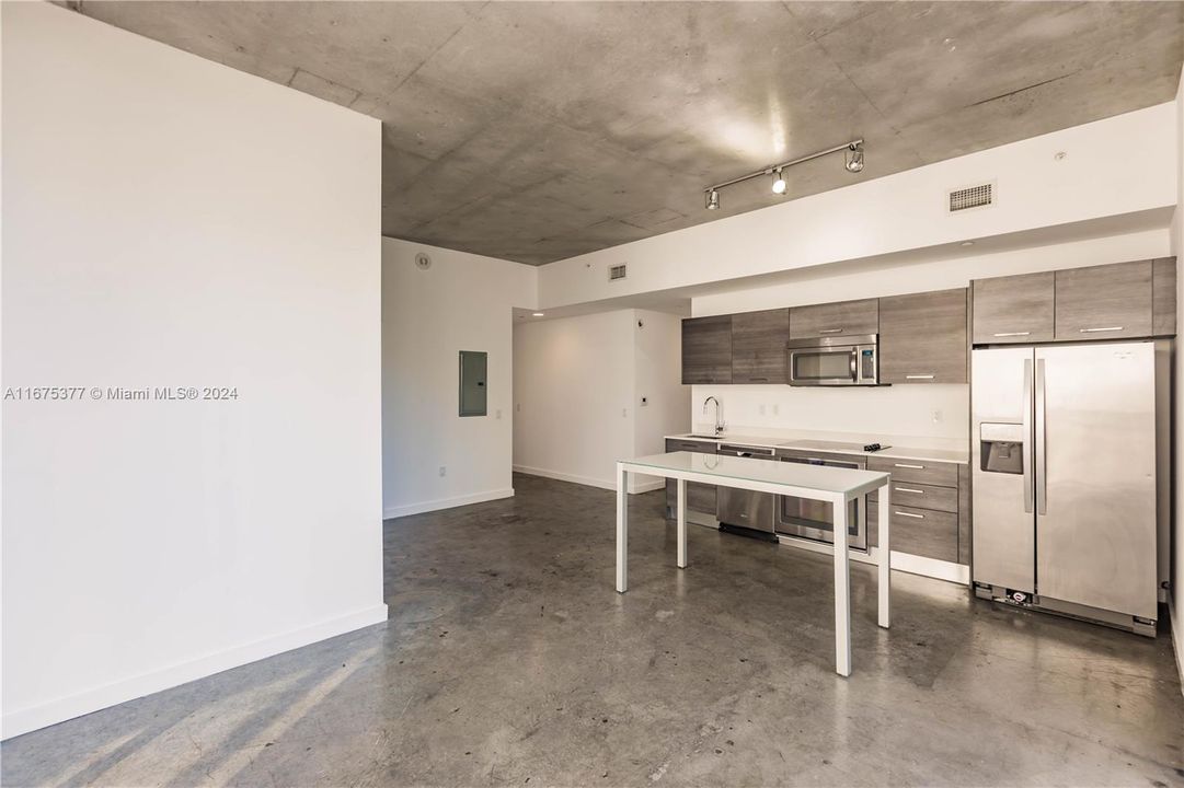 For Sale: $469,000 (2 beds, 2 baths, 791 Square Feet)