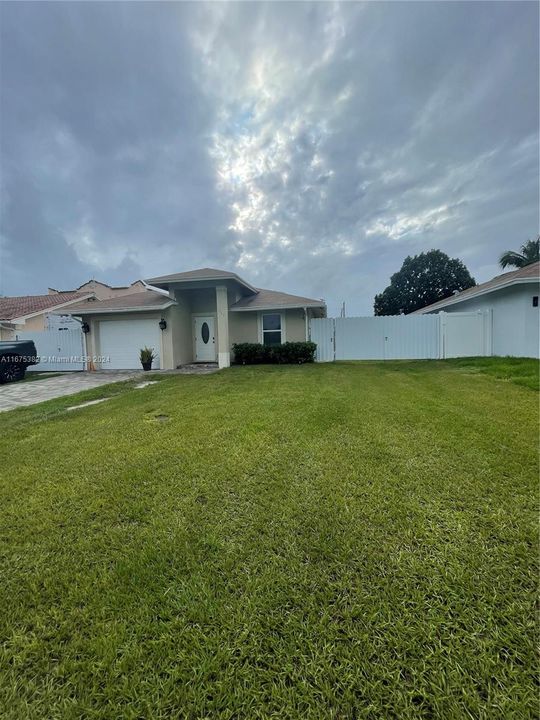 For Sale: $700,000 (3 beds, 2 baths, 1352 Square Feet)