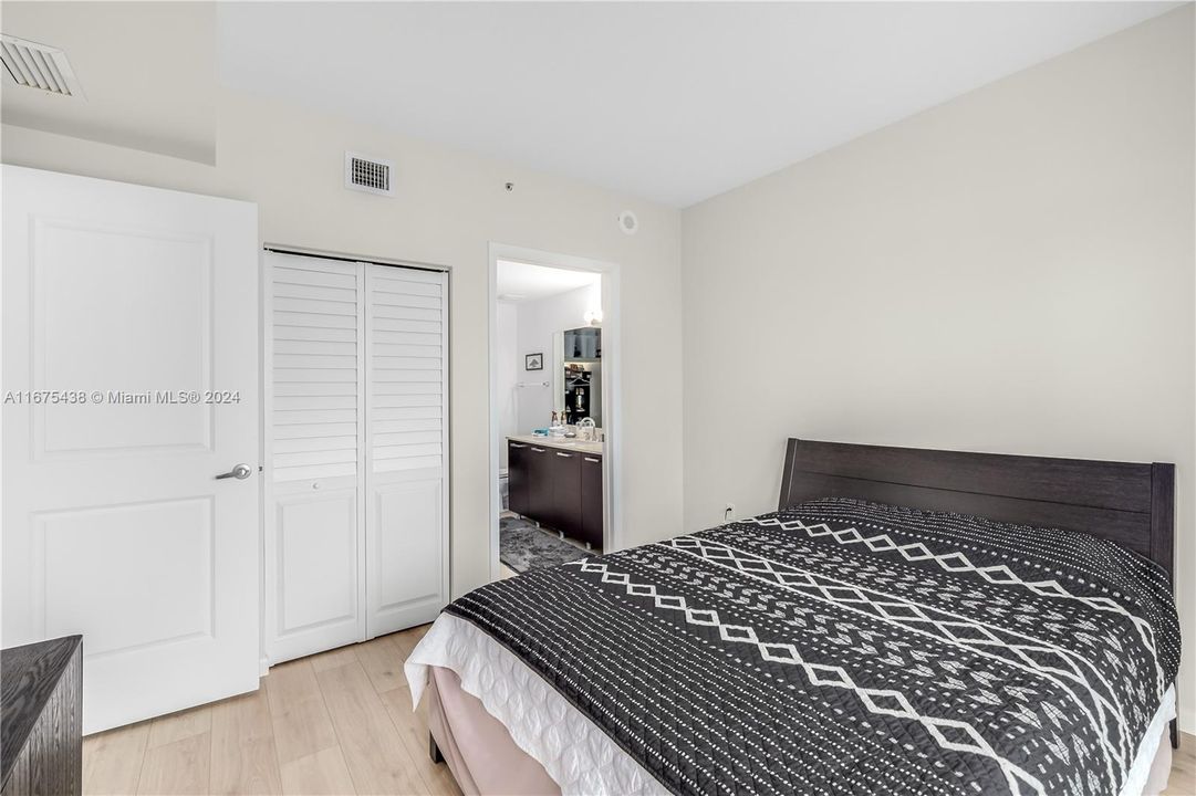 For Sale: $450,000 (1 beds, 1 baths, 693 Square Feet)