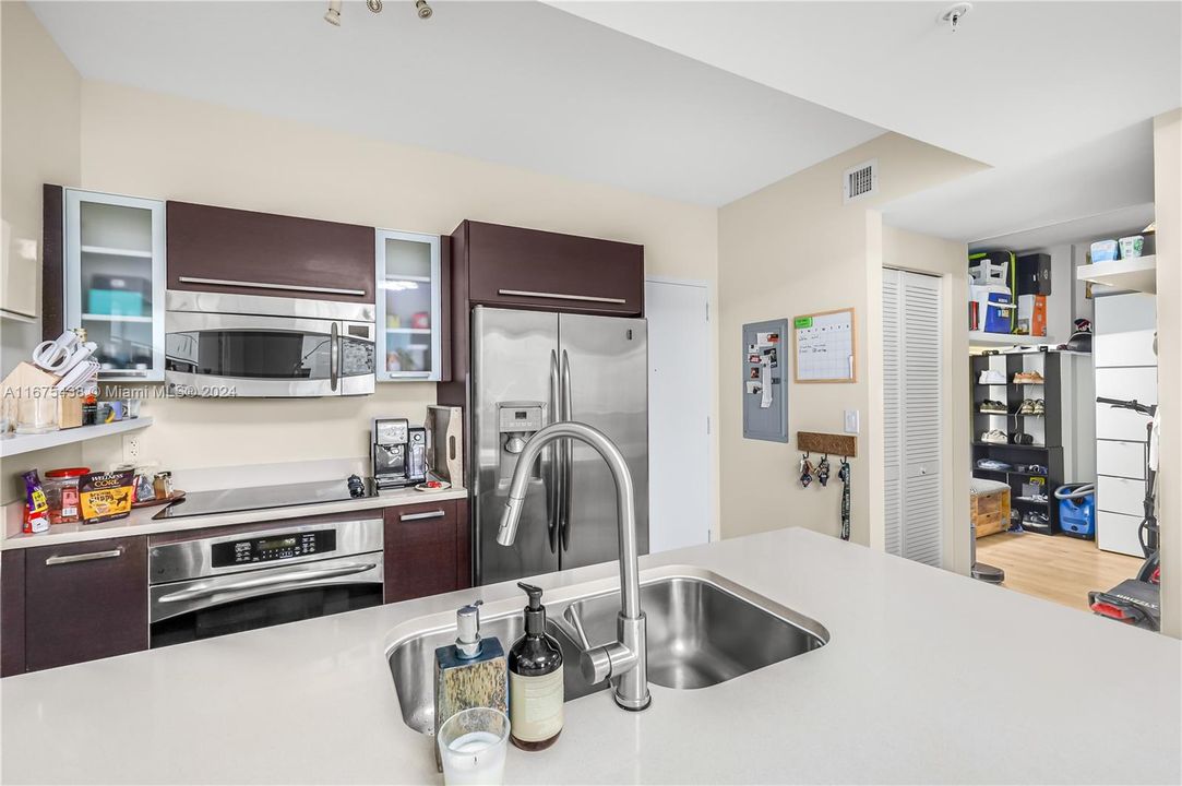 For Sale: $450,000 (1 beds, 1 baths, 693 Square Feet)