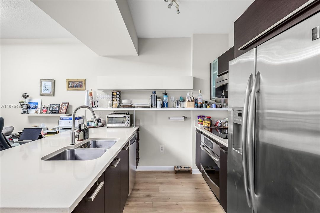 For Sale: $450,000 (1 beds, 1 baths, 693 Square Feet)