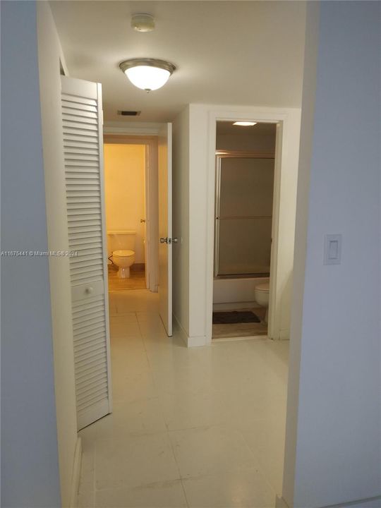 For Rent: $2,250 (1 beds, 1 baths, 913 Square Feet)