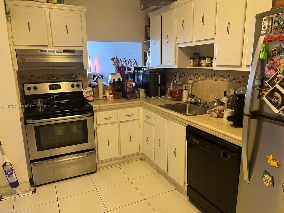 For Rent: $2,250 (1 beds, 1 baths, 913 Square Feet)